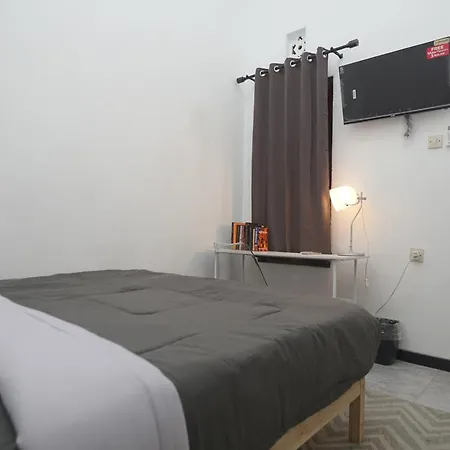 Casa De Vie Homestay Malang Exterior photo