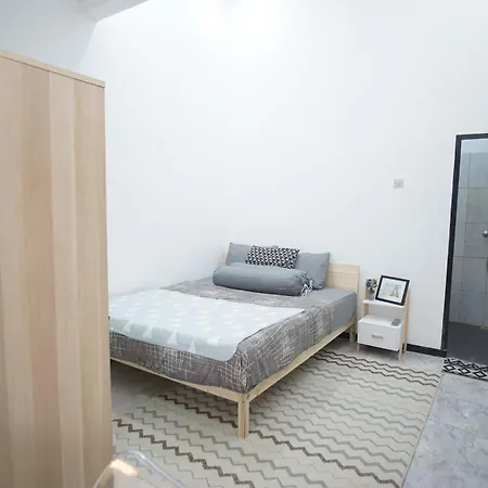 Casa De Vie Homestay Malang Exterior photo