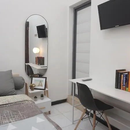 Casa De Vie Homestay Malang Exterior photo