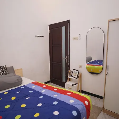 Casa De Vie Homestay Malang Exterior photo